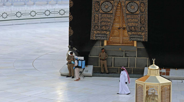 شاهد كيف بدا أول طواف حول الكعبة بعد تعليقه بسبب كورونا
