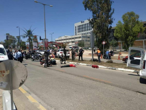 شاهد: إصابة إسرائيلية بجراح خطيرة بعملية طعن في (كفار سابا)