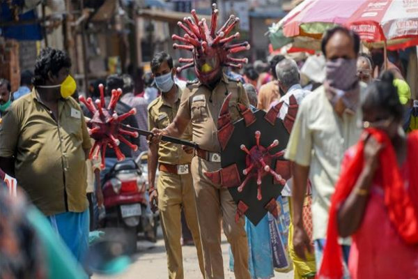 شاهد ماذا فعلت الشرطة الهندية للتوعية بمخاطر "كورونا"