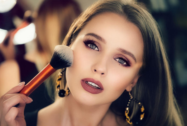 خطوات إخفاء شعر الوجه بالمكياج