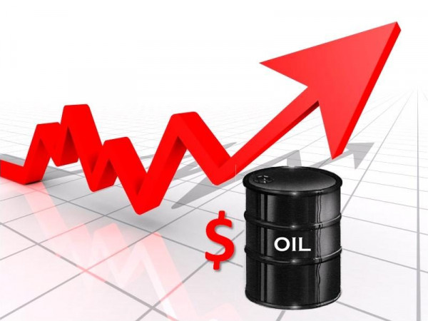 ارتفاع أسعار النفط بفضل بدء تخفيضات الإنتاج وزيادة أقل من المتوقع لمخزونات أمريكا