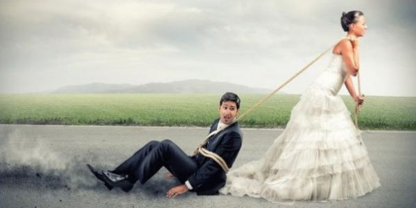 امرأة تعرض زوجها للبيع