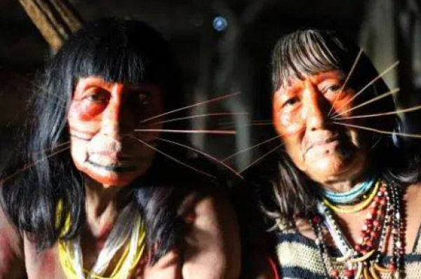 لامتصاص الأرواح.. قبيلة تأكل الموتي في غابات الأمازون