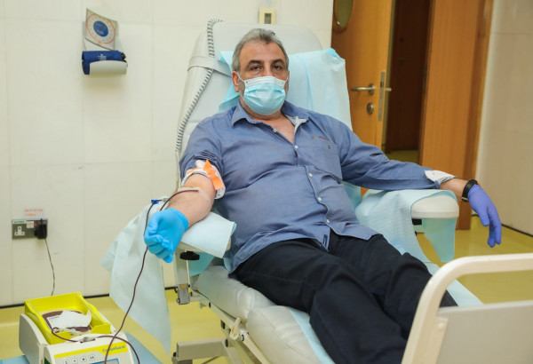 السفير الفلسطيني ومجلس العمل الفلسطيني يتطوعان بالتبرع بالدم في الإمارات