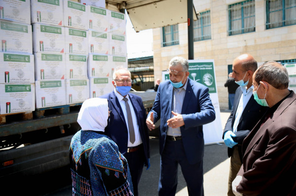 الهيئة الخيرية الأردنية تسلم طروداً غذائية للجنة زكاة طولكرم