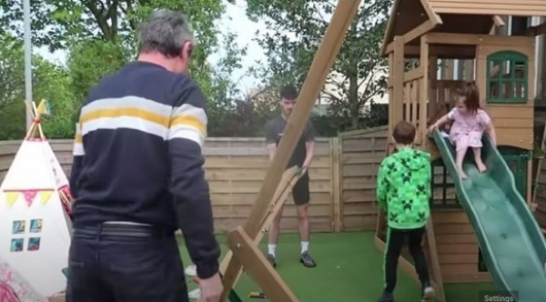 أكبر عائلة في بريطانيا تصمم حديقة ألعاب مدهشة