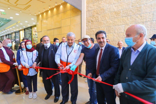 الهلال الأحمر الفلسطيني في الخليل تطلق جدارية الإنسانية والتطوع