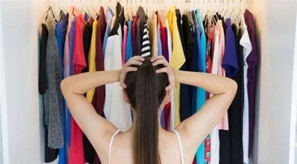 خطوات بسيطة لتنظيم خزانة ملابسك خلال العزل
