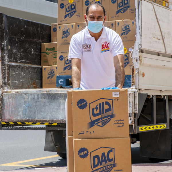 توزيع 100 ألف لتر مطهر مجاناً على أبطال خط الدفاع الأول في دولة الإمارات