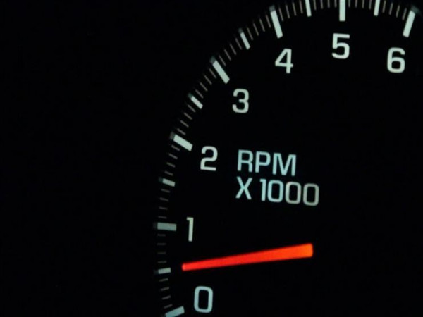ما أهمية عداد الـRPM وكيف يحمي السيارة؟