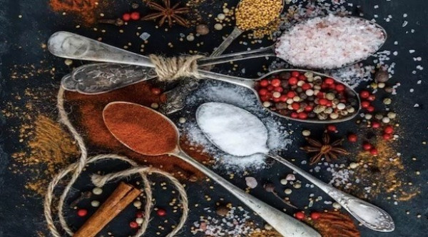 خمس مكونات طبيعية تجنبي وضعها على وجهك مباشرة