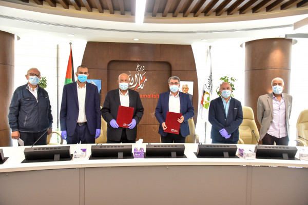 رئيس بلدية رام الله يوقع اتفاقية تنفيذ إنشاء مدرسة ثانوية