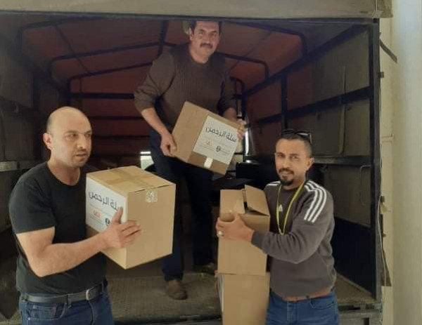 تنمية يطا تستلم 500 كوبون غذائي وتوزع 350 طرداً غذائياً