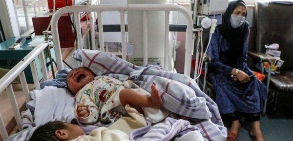 أفغانية ترضع 20 طفلاً بعد مقتل أمهاتهم في تفجير مستشفى
