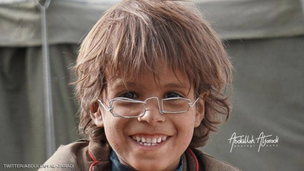 "إنها كسوة العيد".. نظارة حديدية لطفل يمني تُباع بـ10 آلاف دولار