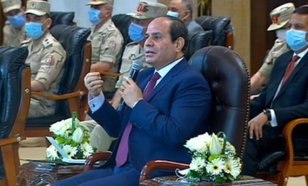 شاهد: السيسي يُحرج لواء بالجيش المصري على الهواء