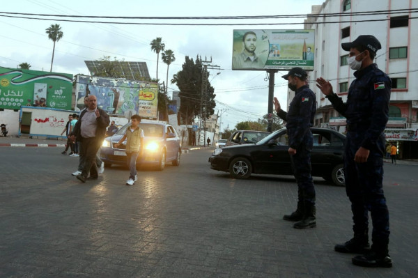 بالصور: انتشار الشرطة بغزة تطبيقاً لقرار إغلاق الساحات العامة والمتنزهات والمدن الترفيهية