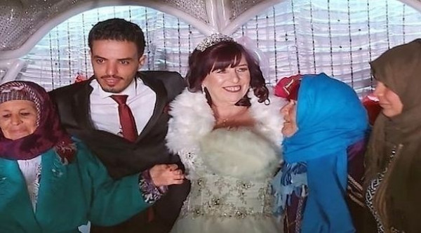 خطأ على "فيسبوك" يؤدي إلى زواج ستينية بريطانية من تونسي عشريني