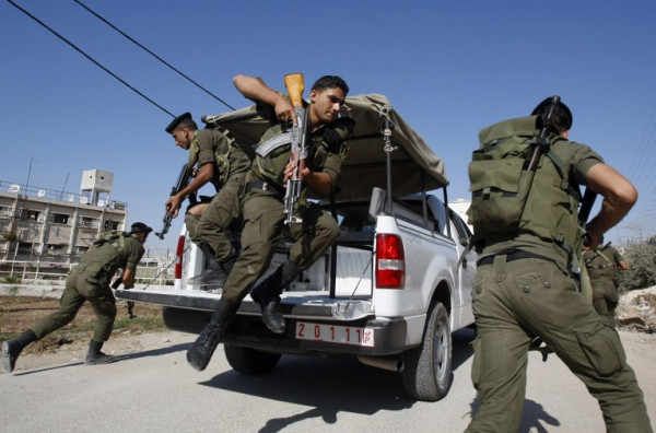 إعلام إسرائيلي: الأمن الفلسطيني يأمر عناصره بعدم حمل أسلحة خارج (A) وتوقعات باستئناف الاعتقالات