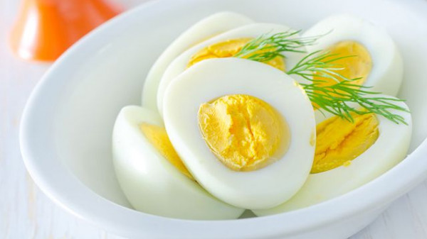 ماذا يحدث بعد سلق البيضة أكثر من 12 دقيقة؟