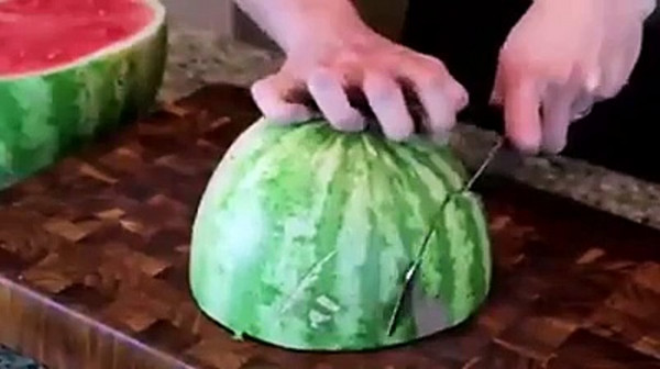 أسهل طريقة لتقطيع البطيخ مثل المحترفين