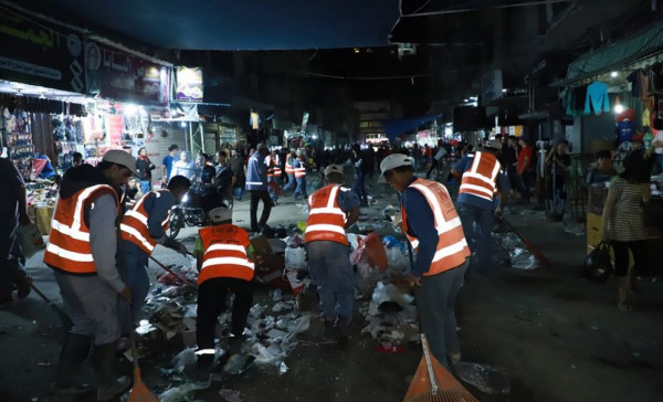 بلدية خانيونس تجمع وتُرحل 675 طنًا من النفايات الصلبة في العيد