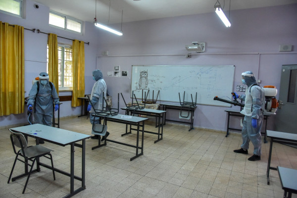 بلدية رام الله تُعقّم مدارس المدينة استعداداً لتقديم امتحانات الثانوية العامة