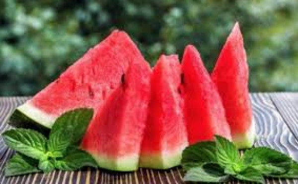 خمسة آثار جانبية لتناول البطيخ