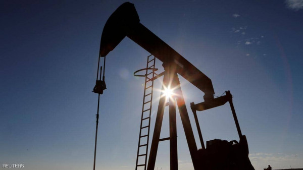 النفط يسجل أول انخفاض أسبوعي وأكبر ارتفاع شهري