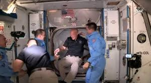 شاهد: طاقم مركبة الفضاء الأمريكية يدخل إلى المحطة الفضائية الدولية