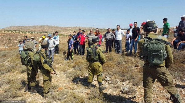 مستوطنون يطردون مزارعين من أراضيهم شرق بيت لحم