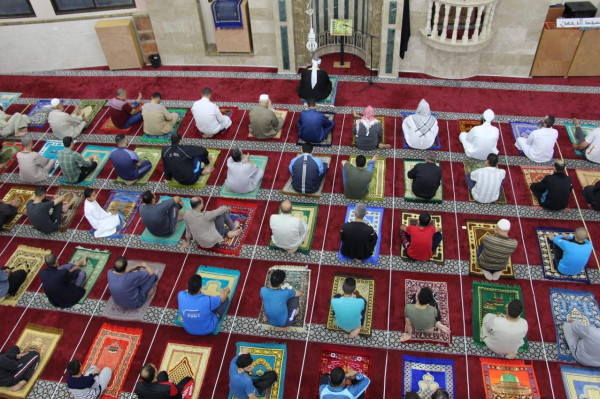 صور: غزيًّون يؤدون أول صلاة فجر بالمساجد بعد إغلاقها بسبب (كورونا)