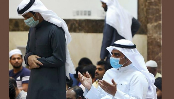 عالم سعودي: انتشار عدوى (كورونا) رفع كراهة التلثم المنهي عنه في الصلاة