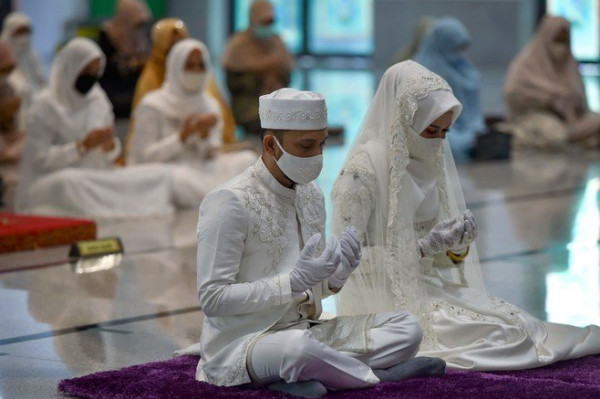 زفاف في أندونيسيا يستوفي تعليمات التباعد الاجتماعي.. شاهدي كيف بدا