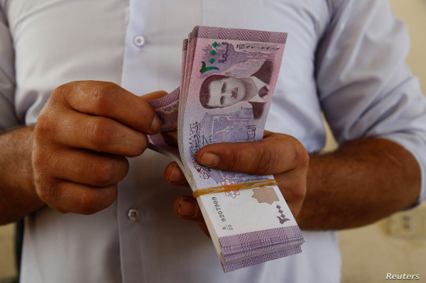 الذعر يدفع الليرة السورية إلى انهيار قياسي أمام الدولار