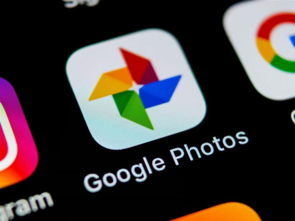 "فيسبوك" تتيح نقل الصور إلى "Google Photos" لجميع المستخدمين حول العالم