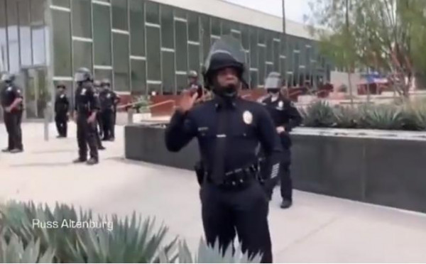 شاهد: أفراد شرطة لوس أنجلوس يقفون على ركبهم أمام المحتجين