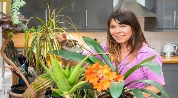 تحول منزلها إلى غابة بإنقاذ نباتات مُهملة