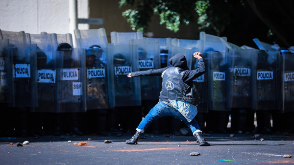 حاكم ولاية مكسيكية يعتذر عن انتهاكات الشرطة خلال احتجاج