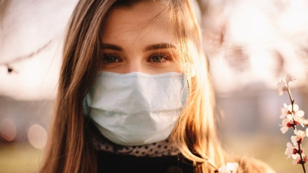 الصيف مع الكمامة.. نصائح من خبراء التجميل لمكياج مثالي
