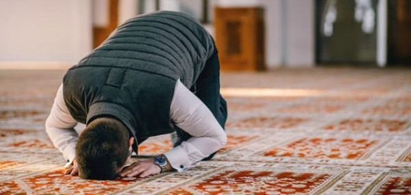 داعية سعودي: تجوز الصلاة بالبيت في هذه الحالة فقط أثناء جائحة (كورونا)