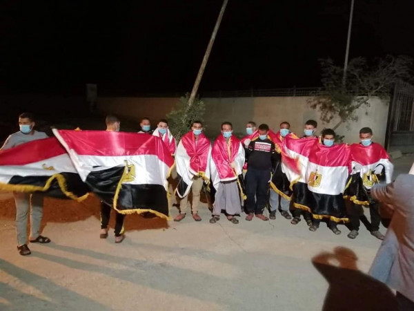 شاهد: وصول العمال المحتجزين في ليبيا حاملين أعلام مصر