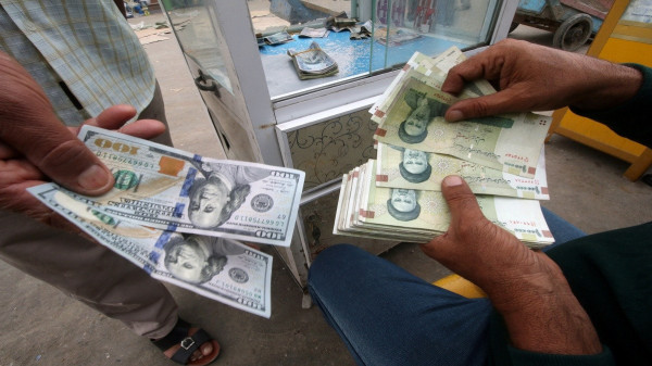 الريال الإيراني نحو مزيد من الانهيار أمام الدولار الأمريكي