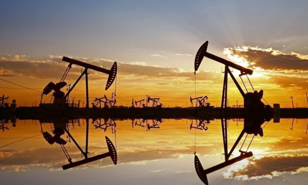 النفط يمحو بعض المكاسب بفعل مخاوف من تراجع اقتصادي بسبب (كورونا)