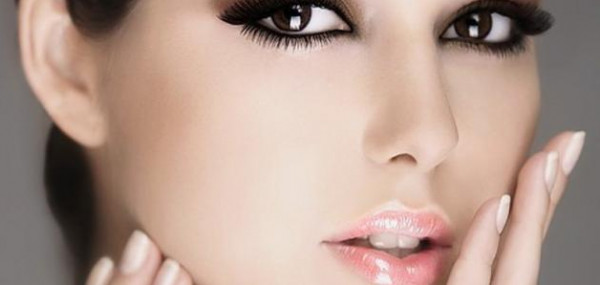 من الكاتشاب لفضلات القطط.. أغرب العادات الجمالية لدى المشاهير