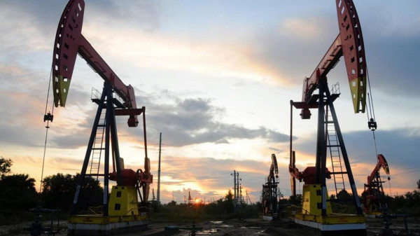 أسعار النفط تتراجع بعد أن سجلت أعلى مستوياتها منذ أوائل مارس