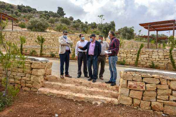 رئيس بلدية رام الله يطلع على الأعمال النهائية لحديقة رام الله