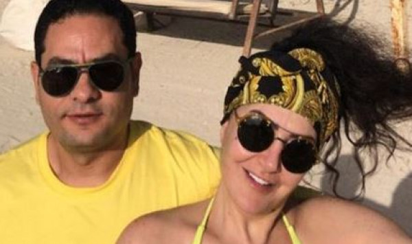غادة عبدالرازق تستمتع مع زوجها بعطلة صيفية بـ"هوت شورت" على البحر