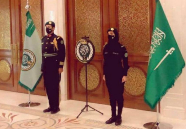 شاهد: امرأة في صفوف الحرس الملكي السعودي تثير جدلًا