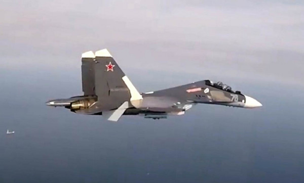 شاهد: اعتراض مقاتلة روسية لطائرات تجسس أمريكية فوق مياه البحر الأسود